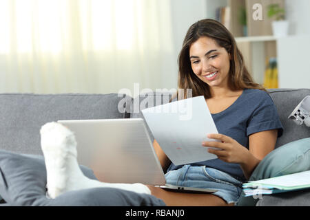 Behinderte selbständige Arbeiten sitzen auf einer Couch im Wohnzimmer zu Hause Stockfoto