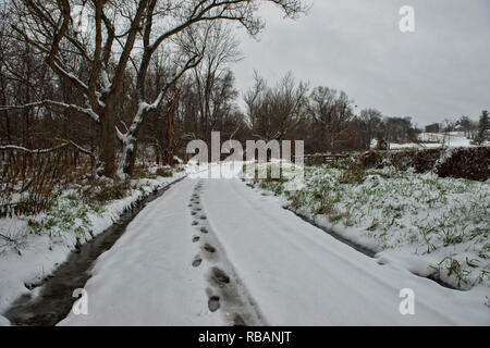 Usa - November 15, 2018: Die Jahreszeiten Winter Wetter Bedeckt Schnee Beaverdam Brücke Straße in der Nähe des Dorfes Philomont. (Foto von Dougl Stockfoto