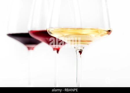3 Glas Rotwein, Rosé und Weißwein auf weißem Hintergrund. Weinkarte Menü Design mit Copyspace. Stockfoto