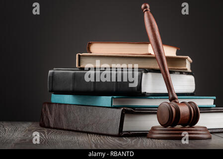 Judge's Hammer und Bücher Stockfoto