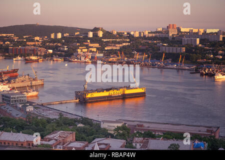 Wladiwostok, Russia-July 29, 2018: Städtische Landschaft mit Blick auf die moderne Stadt. Stockfoto