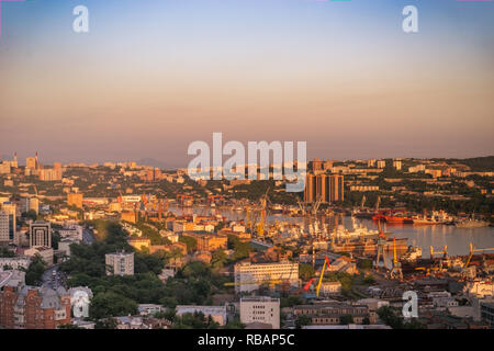 Wladiwostok, Russia-July 29, 2018: Städtische Landschaft mit Blick auf die moderne Stadt. Stockfoto