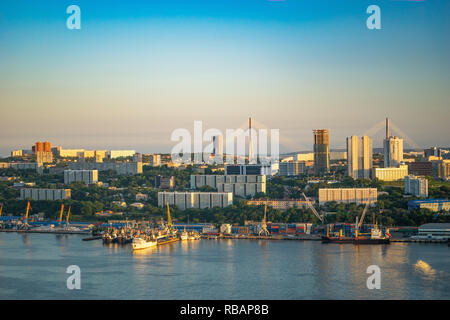 Wladiwostok, Russia-July 29, 2018: Städtische Landschaft mit Blick auf die moderne Stadt. Stockfoto