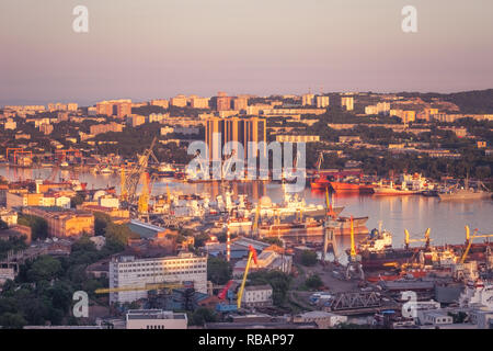 Wladiwostok, Russia-July 29, 2018: Städtische Landschaft mit Blick auf die moderne Stadt. Stockfoto