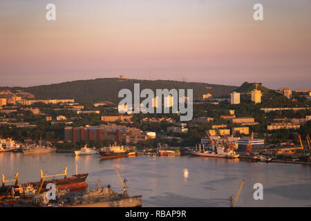 Wladiwostok, Russia-July 29, 2018: Städtische Landschaft mit Blick auf die moderne Stadt. Stockfoto