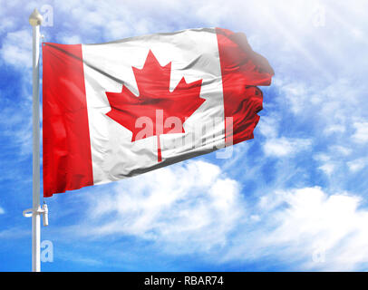 Nationalflagge von Kanada auf einem Fahnenmast vor blauem Himmel. Stockfoto