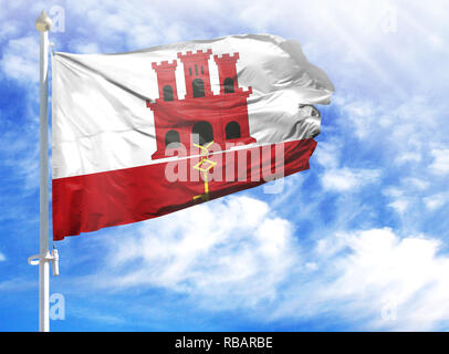 Nationalflagge von Gibraltar auf einem Fahnenmast vor blauem Himmel. Stockfoto