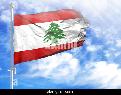 Nationalflagge von Libanon auf einem Fahnenmast vor blauem Himmel. Stockfoto