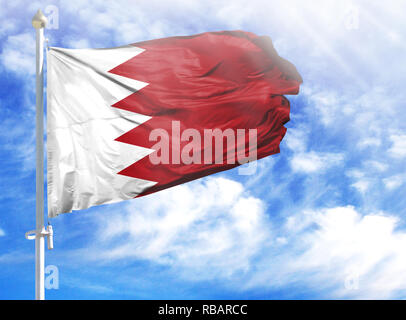 Flagge von Bahrain an einem Fahnenmast vor blauem Himmel. Stockfoto