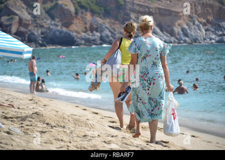 Alanya Türkei Oktober 11, 2018: Kleopatra Strand in Alanya, sonnigen Tag in der Türkei, touristische Wanderungen am Strand Stockfoto