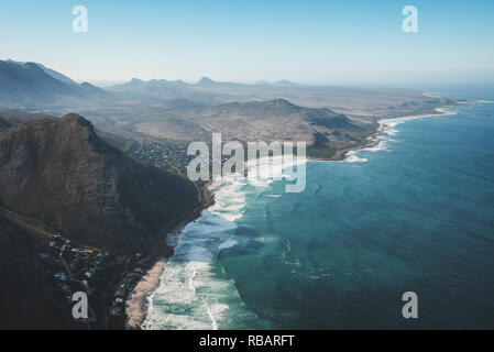 Luftaufnahme von Noordhoek Strand, einem fantastischen unberührten Strand nur entlang der Küste von Kapstadt. Stockfoto