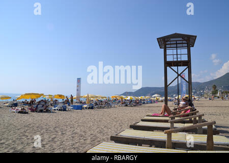 Alanya Türkei Oktober 11, 2018: Kleopatra Strand in Alanya, sonnigen Tag in der Türkei, Relaxen am Strand Stockfoto