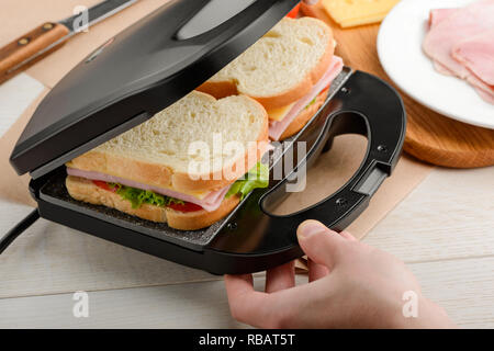 Die Sandwiches mit Panini drücken Sie Stockfoto