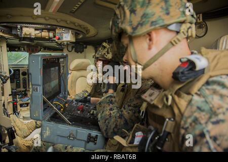 Die Beseitigung von Explosivstoffen Techniker mit EOD Unternehmen Controlling eine Mark II Talon EOD-Roboter während kostenlos Ausbildung im Camp Hansen, Okinawa, Japan, August 2, 2018. Mit freundlicher Lance Cpl. Isabella Ortega/3 Marine Logistics Group. () Stockfoto