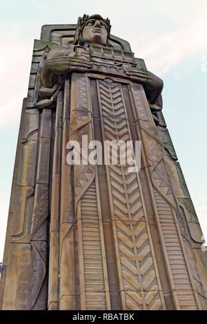 Einer der acht Guardians of Traffic Art-Deco-Sandstein-Masten von Henry Hering auf der Hope Memorial Bridge in Cleveland, Ohio, USA Stockfoto