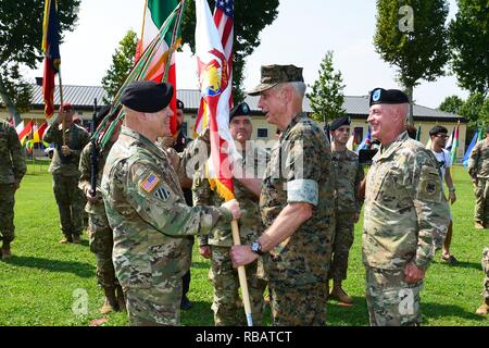 US-Armee Africa-Southern Europäische Task Force Commander Generalmajor Roger L. Cloutier empfangen die Farben vom Kommandeur des US Africa Command Gen. Thomas D. Waldhauser, während der USARAF - Southern European Task Force Ändern des Befehls Zeremonie, Carlo Caserma Ederle, Vicenza, Italien, 2. August 2018. Bild mit freundlicher Genehmigung von Paolo Bovo/Schulung Support Activity Europa. () Stockfoto