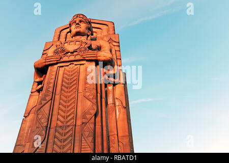 Einer der acht von Henry Hering in Cleveland, Ohio, USA, entworfenen „Guardians of Traffic“-Steinbrücken-Masten im Art déco-Stil. Stockfoto