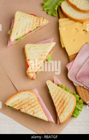 Draufsicht auf sandwich Dreiecke Stockfoto