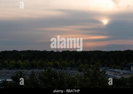 Landschaft Blick über die jüdische Gedenkstätte und Park auf dem Weg zur Siegessäule, Berlin, Deutschland Stockfoto