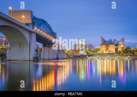 Chattanooga, Tennessee, USA Downtown Skyline auf dem Tennessee River bei Dämmerung Stockfoto