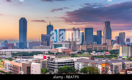 Dallas, Texas, USA, über die Skyline der Innenstadt in der Abenddämmerung. Stockfoto