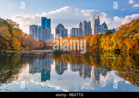 Atlanta, Georgia, USA Piedmont Park Skyline im Herbst am Meer. Stockfoto