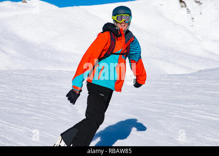 Die Menschen genießen Snowboard für Winterurlaub in den Alpen, Les Arcs 2000, Savoie, Frankreich, Europa Stockfoto