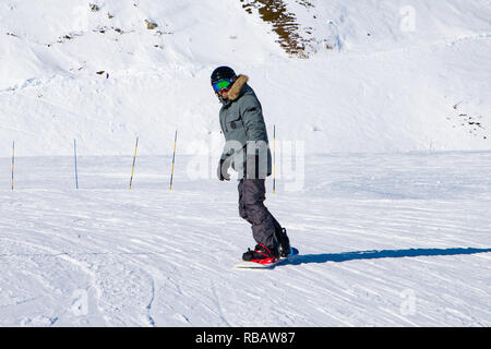 Die Menschen genießen Snowboard für Winterurlaub in den Alpen, Les Arcs 2000, Savoie, Frankreich, Europa Stockfoto