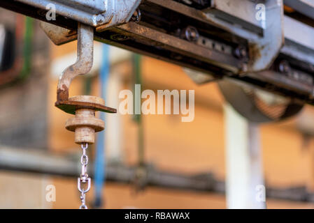 Kette der Kran in der Fabrik-, industriellen Hintergrund. Stockfoto