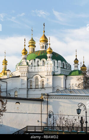 Kiew, Ukraine - NOVEMBER 2018: Blick auf die vergoldeten Kirchenkuppeln von Kiew Pechersk Lavra Kloster. Vertikale Ausrichtung. Stockfoto