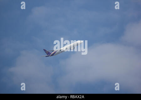 Chiangmai, Thailand - 2. Januar 2019: Boeing 777-300, HS-TKB TG 103 der Thai Airway. Von Chiangmai Flughafen Bangkok Suvarnabhumi, Thailand. Stockfoto