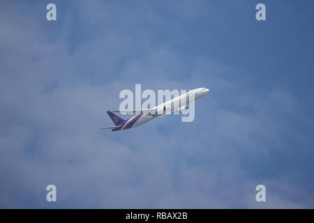 Chiangmai, Thailand - 2. Januar 2019: Boeing 777-300, HS-TKB TG 103 der Thai Airway. Von Chiangmai Flughafen Bangkok Suvarnabhumi, Thailand. Stockfoto