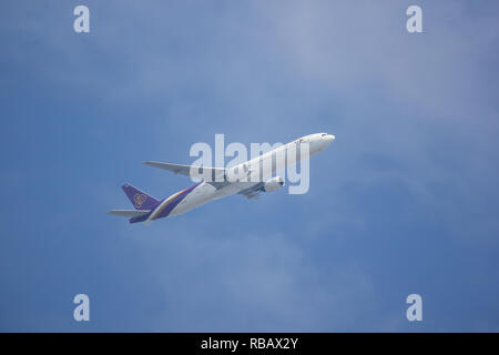 Chiangmai, Thailand - 2. Januar 2019: Boeing 777-300, HS-TKB TG 103 der Thai Airway. Von Chiangmai Flughafen Bangkok Suvarnabhumi, Thailand. Stockfoto