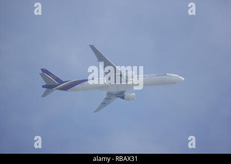 Chiangmai, Thailand - 2. Januar 2019: Boeing 777-300, HS-TKB TG 103 der Thai Airway. Von Chiangmai Flughafen Bangkok Suvarnabhumi, Thailand. Stockfoto