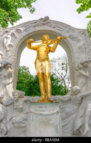 Strauss Wien, Aussicht von der berühmten goldenen Statue des Komponisten der "blauen Donau", Johann Strauss, im Stadtpark, Wien, Wien, Österreich. Stockfoto