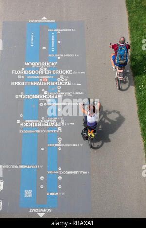 Wien radfahren, Rückansicht eines mittleren Alters paar Fahrrädern an einem Radweg auf der Donau Insel der Donauinsel in Wien, Wien, Österreich. Stockfoto