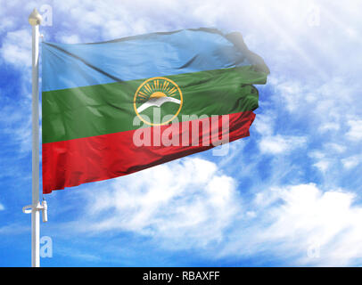 Nationalflagge von karatschaier Cherkessia auf einem Fahnenmast vor blauem Himmel. Stockfoto