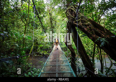 Übergabe Brücke im grünen Dschungel, Costa Rica, Mittelamerika Stockfoto