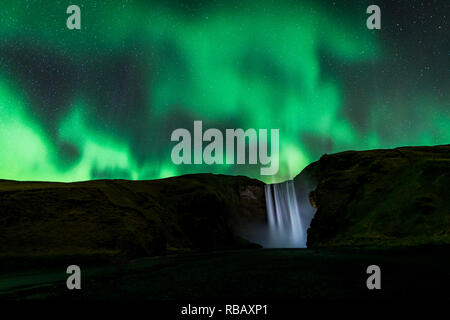 Skogafoss Wasserfall mit Aurora Borealis, Island Stockfoto