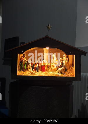 Beleuchtete Krippe Krippe in der Kirche zu Weihnachten (St Edmunds Kirche, Castleton, Derbyshire, UK) Stockfoto
