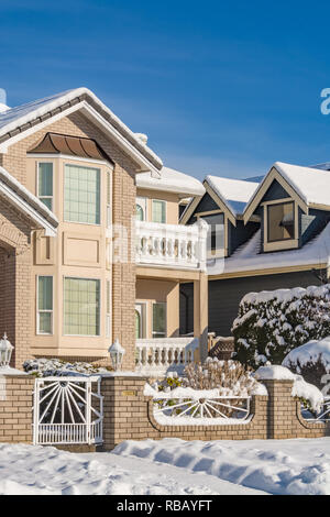 Fassade der neuen luxus Häuser in Schnee auf blauen Himmel Hintergrund auf Wintersaison Stockfoto