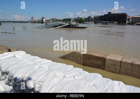 Donauflut in Budapest, 2013. Juni, Ungarn, Magyarország, Europa. Arviz a Dunan Budapesten. Stockfoto