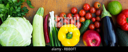 Verschiedene organische Obst und Gemüse auf Holz- Hintergrund. Ansicht von oben und Overhead. Flach. Stockfoto