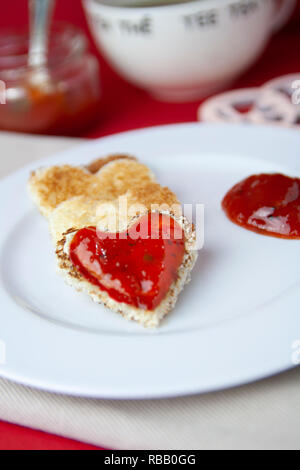 Heart-shaped Toast und Erdbeermarmelade Stockfoto