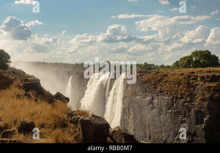 Regenbogen über Victoria Falls am Zambezi Fluss. Victoria Falls ist ein Wasserfall im südlichen Afrika auf dem Sambesi Fluss an der Grenze von Sambia und Zimbab Stockfoto