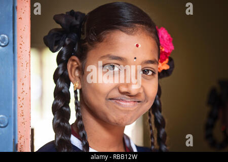 Arunachala, Tiruvannamalai, Tamil Nadu in Indien, 30. Januar 2018: Porträt der Schüler Mädchen in der öffentlichen Schule Stockfoto