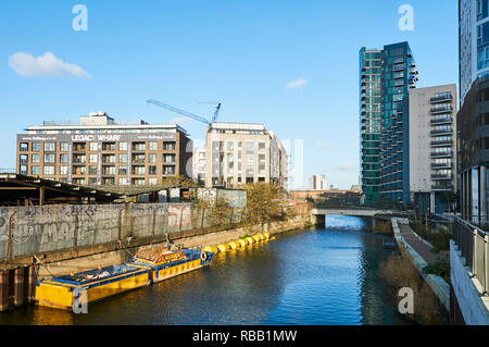 Neue Wohnungen entlang der Bogen zurück Fluss zwischen Bogen und Stratford, East London, Großbritannien Stockfoto