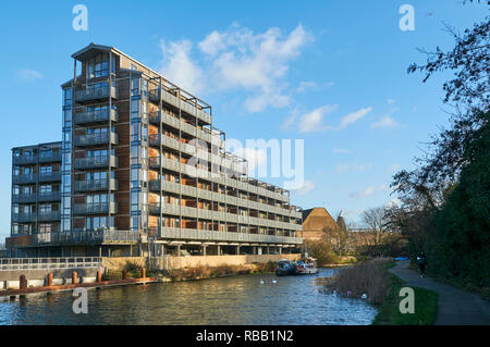 Neue Wohnungen, die durch den Fluss Lea in der Nähe von drei Mühlen Insel, Bromley-By-Bow, East London, Großbritannien Stockfoto