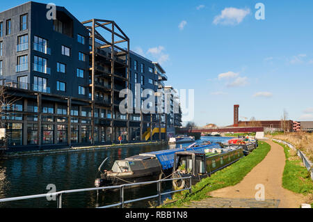 Neue Apartments auf den Fluss Lea südlich von Hackney Wick, East London, Großbritannien Stockfoto