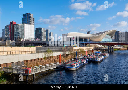 Stratford East London UK Skyline mit den Wasserwerken Fluss und die London Aquatics Center im Queen Elizabeth Olympic Park Stockfoto